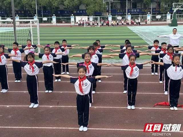 学生体操七彩阳光比赛_体操七彩阳光比赛学生视频_体操七彩阳光动作分解